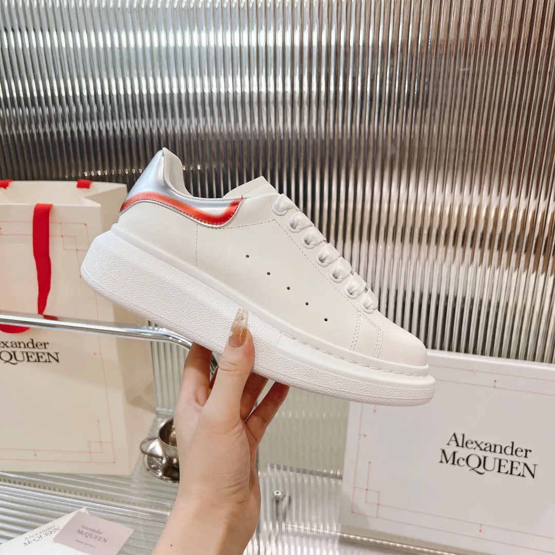 👟👟Ex-factory price 440👟👟 Men's size +10 (high version + 60 men's size plus 10) The latest addition to the counter is the top high-end version of Alexander McQueen·Alexander McQueen 2023 new wide sports shoes, white shoes and casual shoes👟New colors! The rear tail is really unique and pretty, I love it at first sight! 😍Top version! 👍🏻I won’t introduce too much about the style of this shoe. It will never go out of style year after year in spring, summer, autumn and winter. It is a super versatile style and has always been in hot demand. 🔸Upper: original custom-made latest silk cowhide 🔸Inner lining: cowhide foot pads + top-grade highly breathable mesh ��Outsole: the latest original open mold one-to-one precision mold PU vacuum outsole 🔸Female model 34-41 (customized at 34.40.41) 🔸Men's model 38-45 (customized at 38 45)